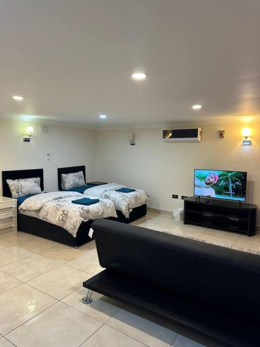 Studio Flat Gants Hill With Free Parking Redbridge Extérieur photo