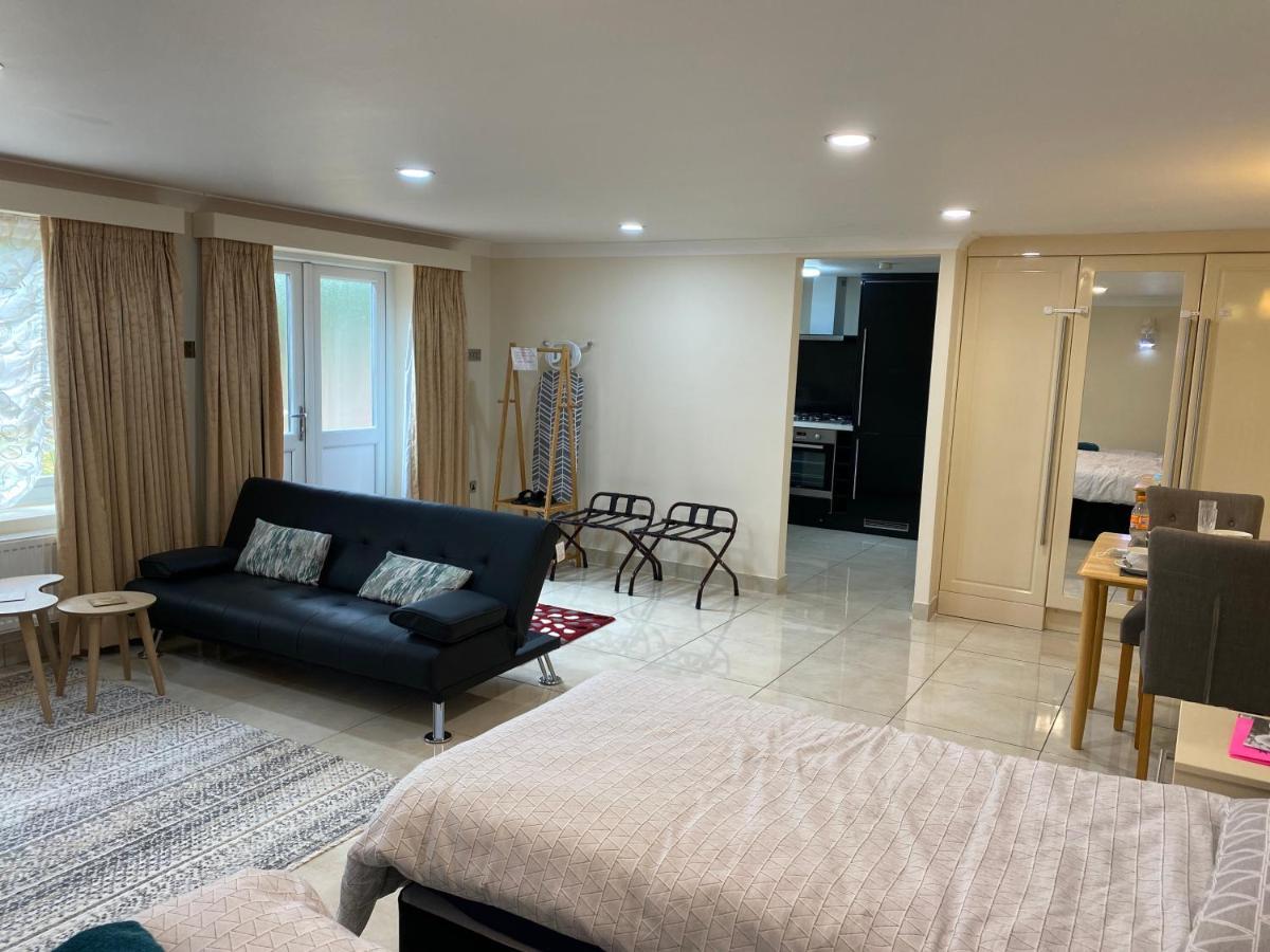 Studio Flat Gants Hill With Free Parking Redbridge Extérieur photo