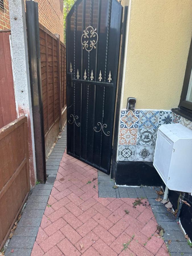 Studio Flat Gants Hill With Free Parking Redbridge Extérieur photo