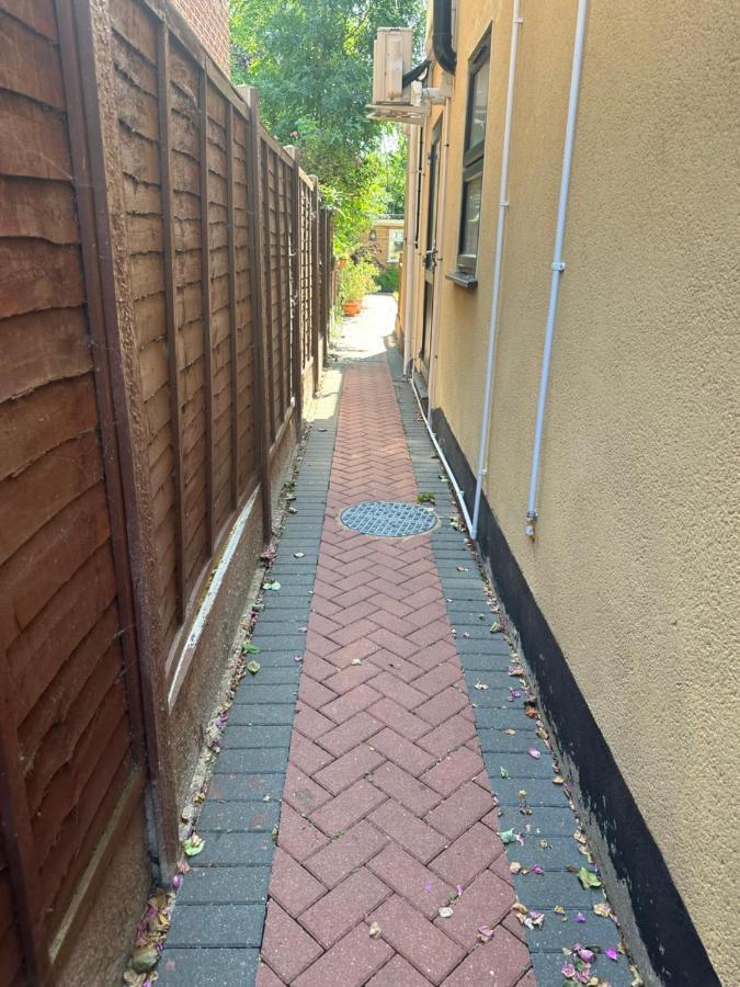 Studio Flat Gants Hill With Free Parking Redbridge Extérieur photo